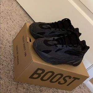 Yeezy v2 700 Vanta